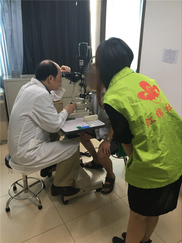 公益创投老人身边的导诊员